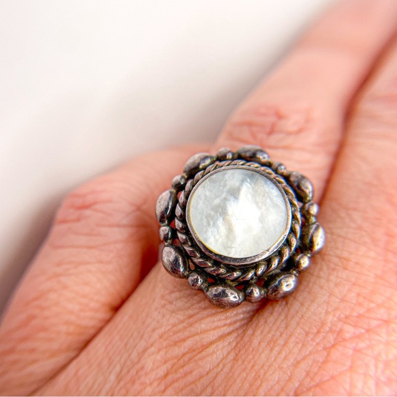 Vintage 925 Sterling Silver Mother of Pearl Southwestern Style Statement Ring. 6 - Picture 4 of 9